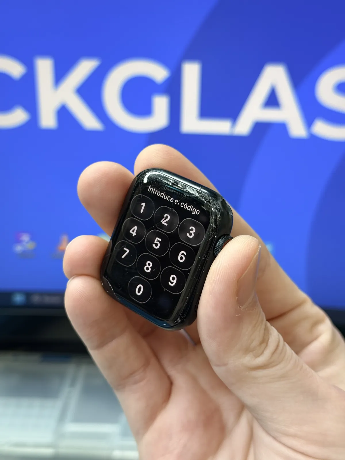 Apple Watch con la pantalla rota antes de repararla en BACKGLASS Almería