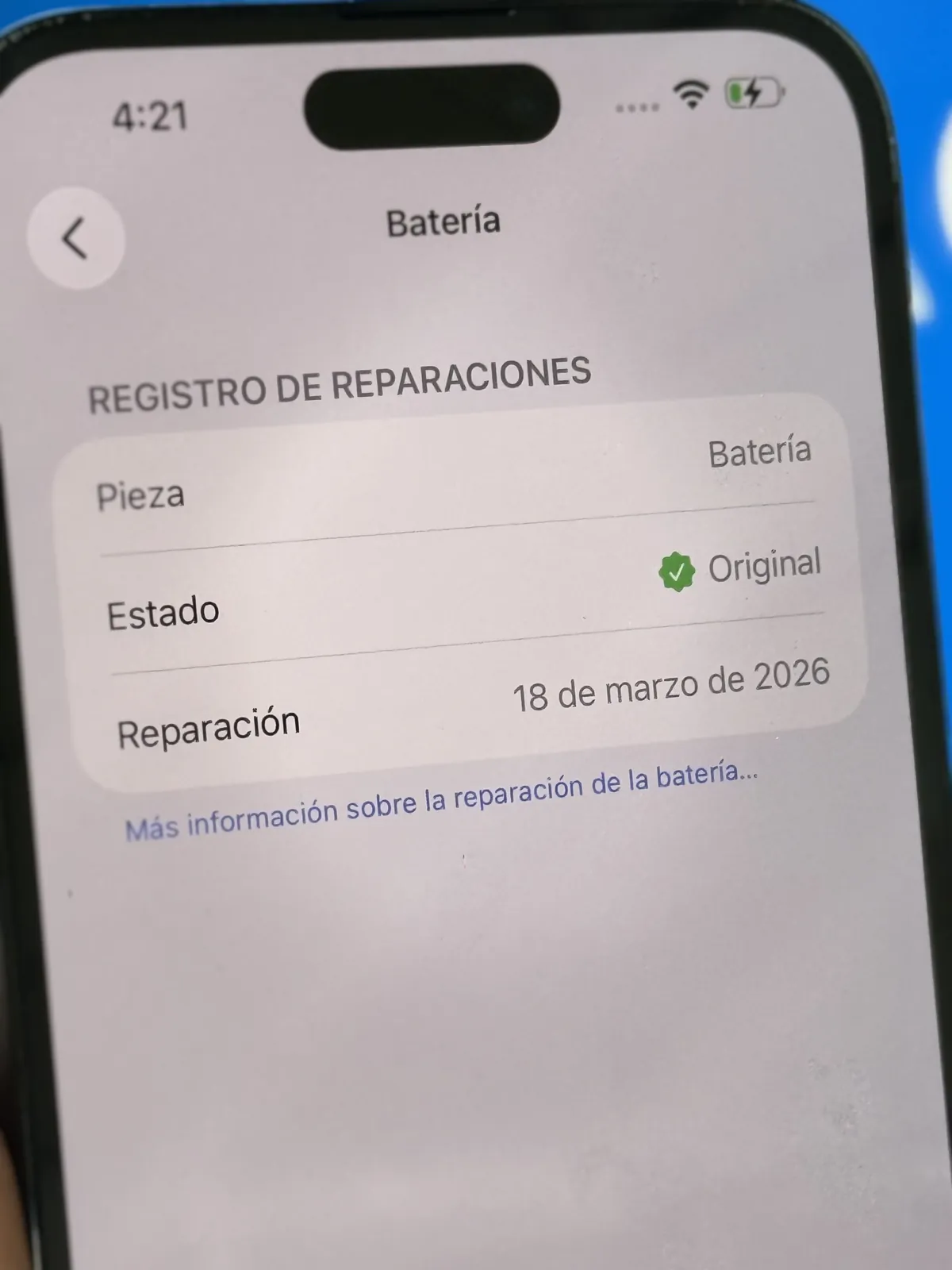 Registro de reparaciones de un iPhone mostrando la batería como original al 100% tras el cambio en BACKGLASS Almería
