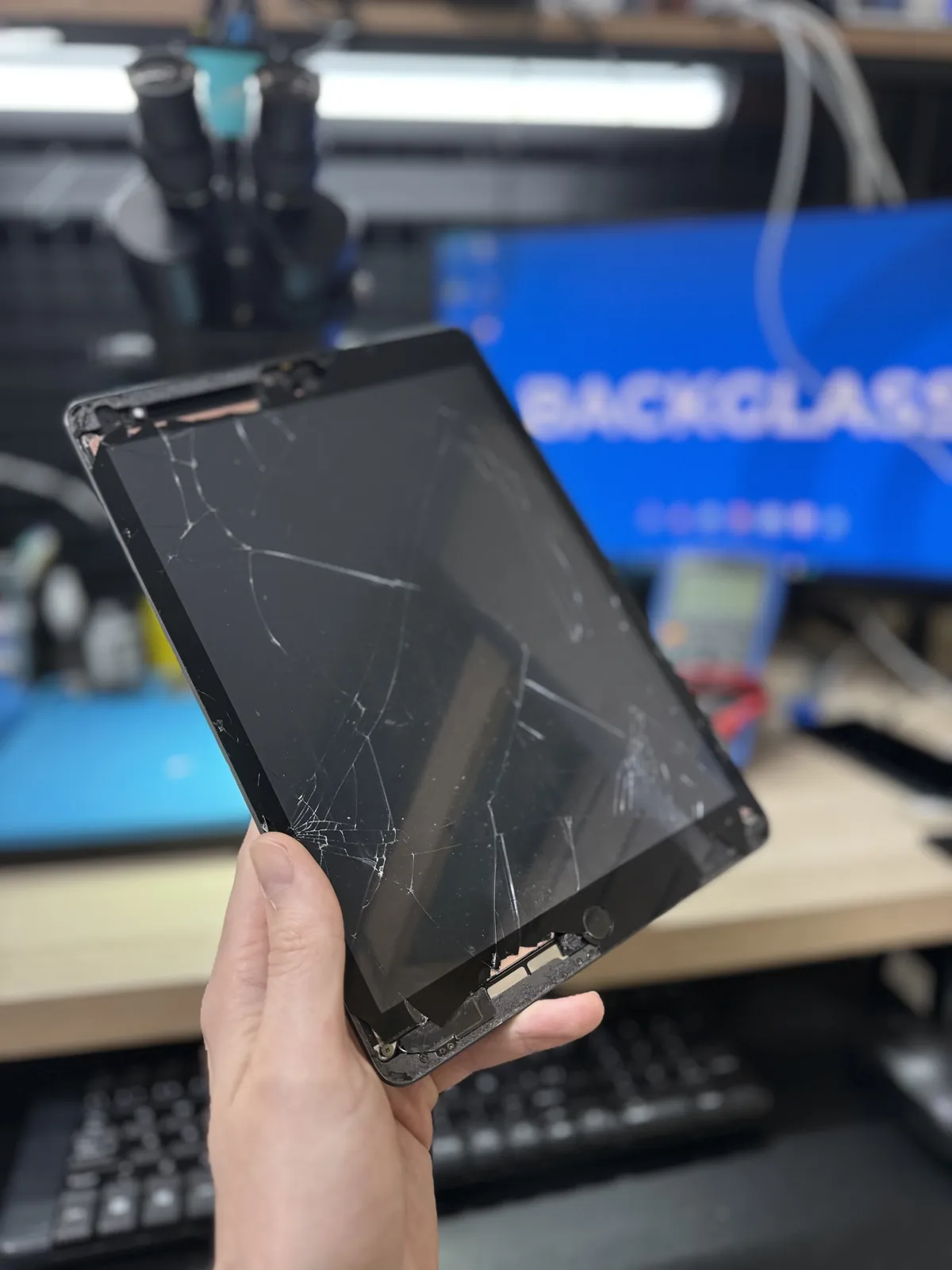 iPad con la pantalla rota antes de repararla