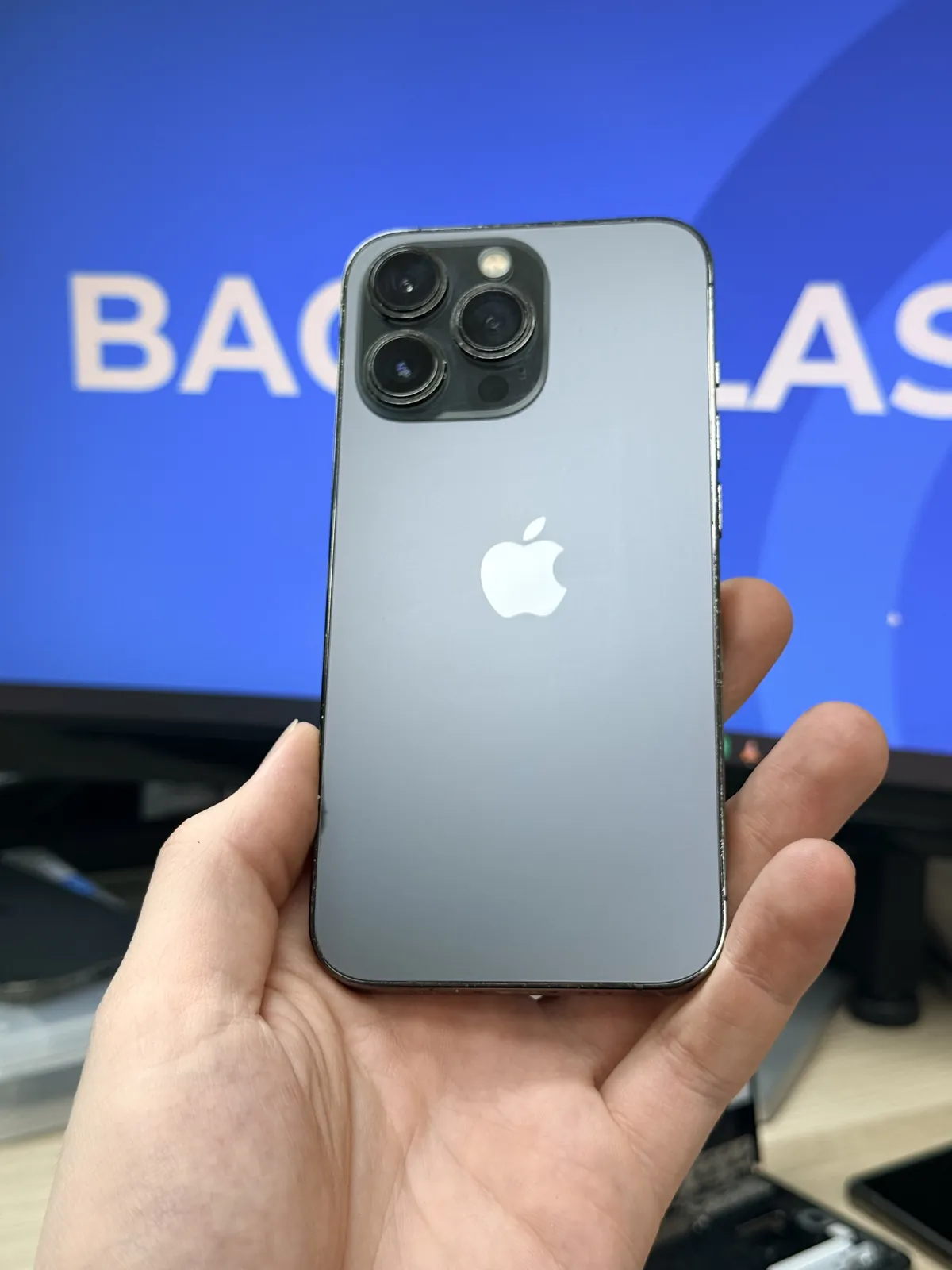iPhone 13 Pro con el cristal trasero ya cambiado y como nuevo tras la reparación con láser en BACKGLASS Almería