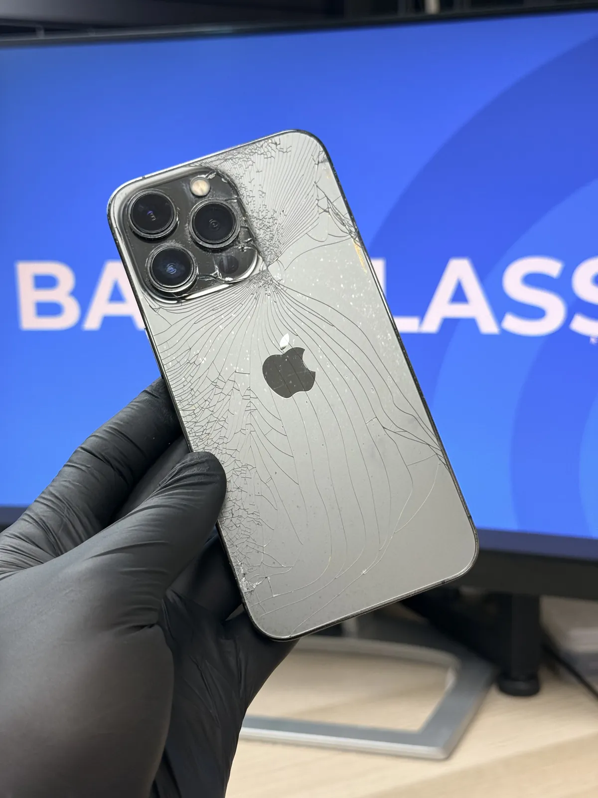 iPhone 13 Pro con el cristal trasero astillado y agrietado antes de la reparación en BACKGLASS Almería