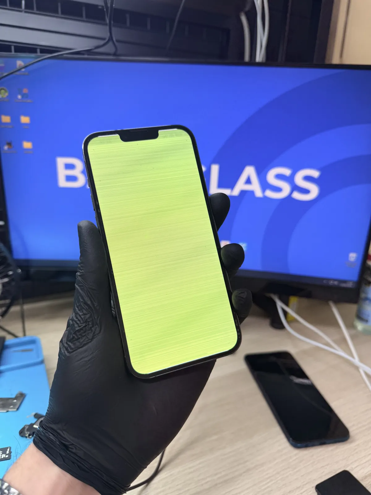 iPhone con la pantalla en verde (green screen), un fallo habitual de pantallas de baja calidad