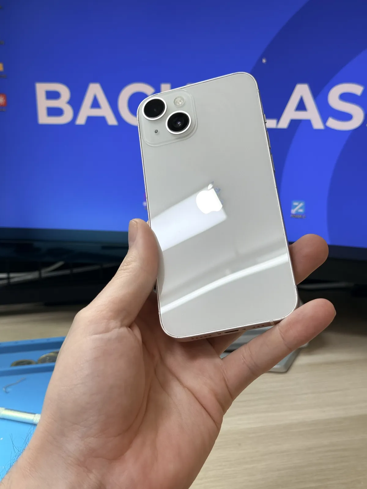 iPhone con el cristal trasero ya reparado en BACKGLASS Almería