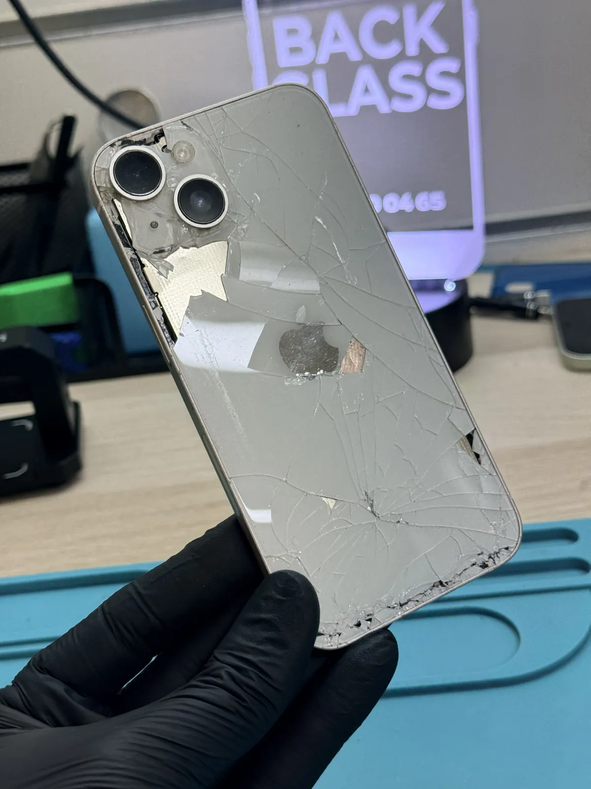 iPhone con el cristal trasero roto antes de la reparación