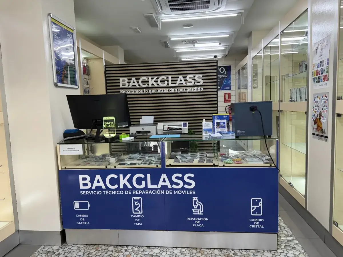 Mostrador de la tienda BACKGLASS en el centro de Almería, zona de atención al cliente