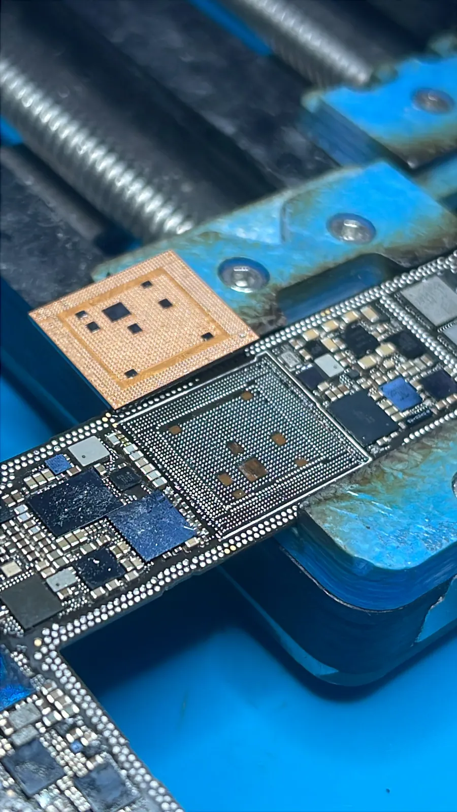 Recuperación de datos de un iPhone en la placa base bajo microscopio en BACKGLASS Almería