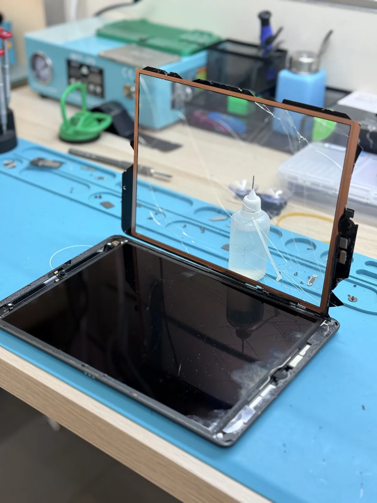 Reparación de la pantalla de un iPad en el banco de trabajo de BACKGLASS Almería