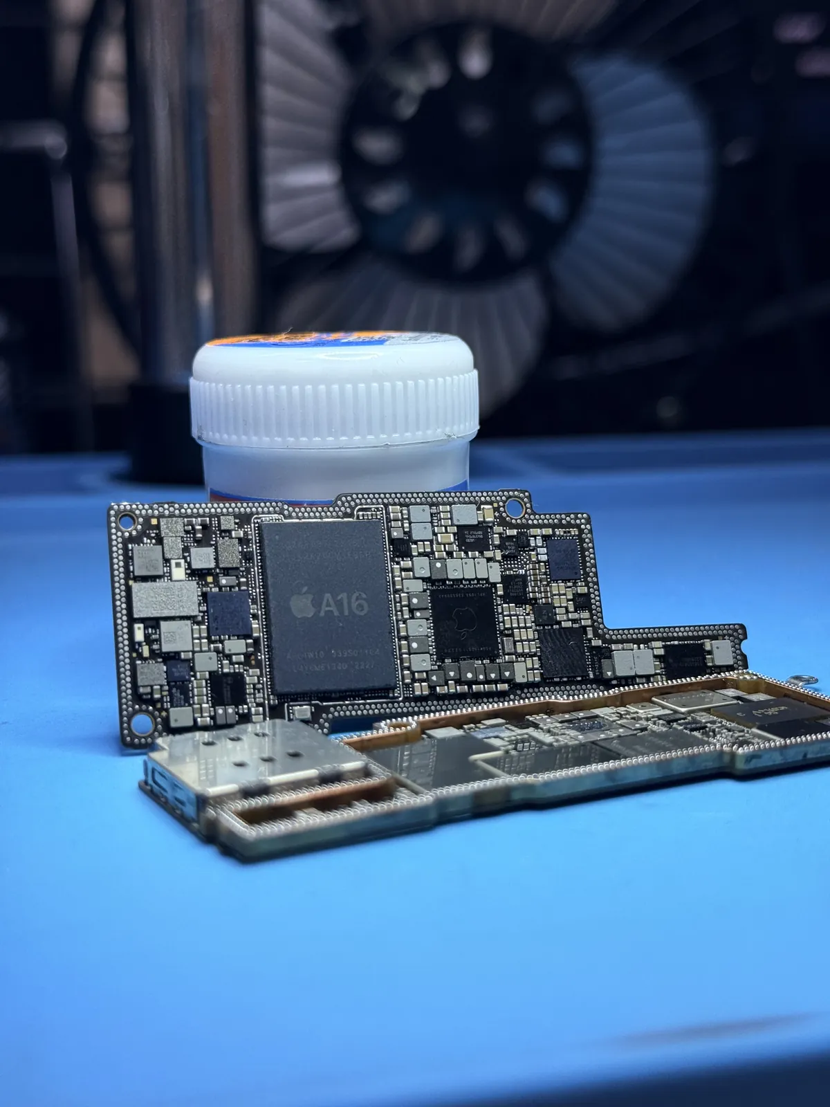 Placa base de iPhone bajo el microscopio para sustituir el chip Tristar en el taller de Almería