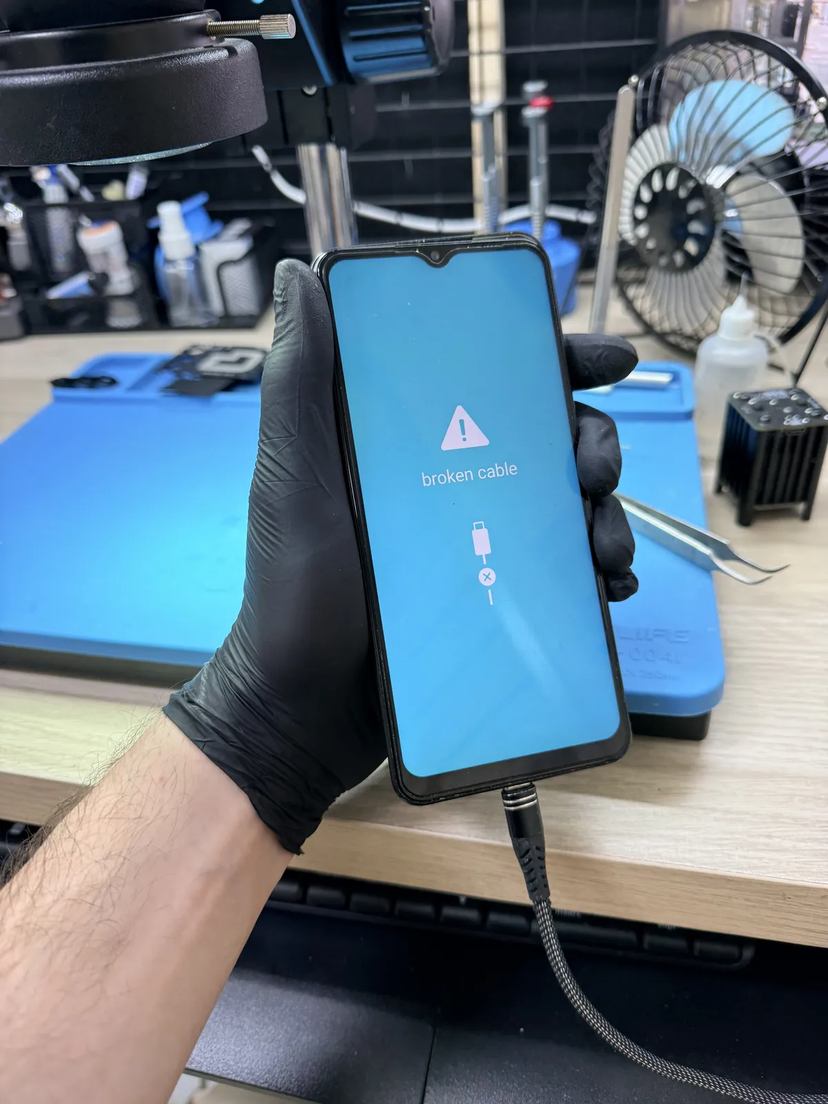 Samsung Galaxy conectado al equipo de diagnóstico de software en el taller BACKGLASS Almería