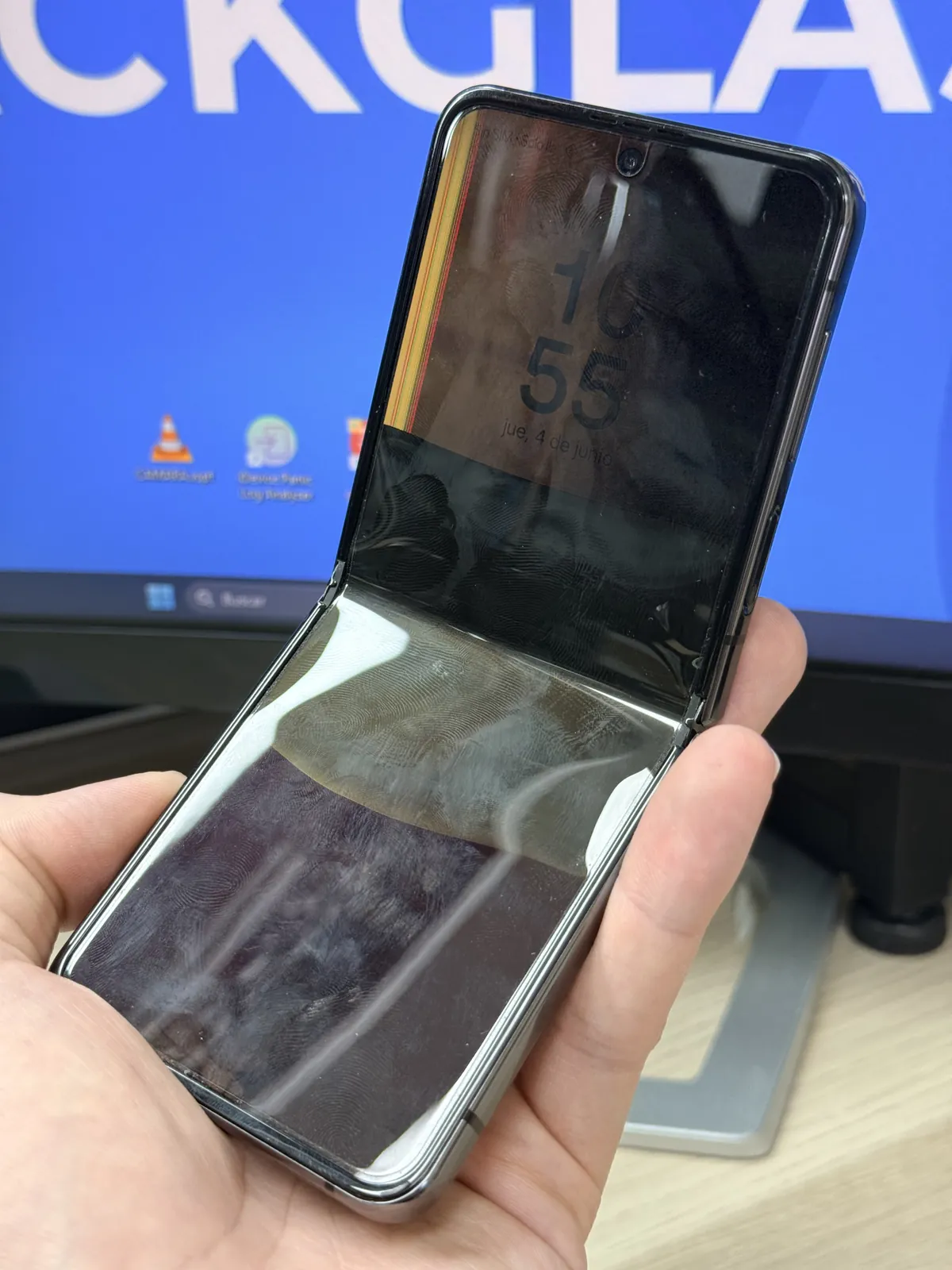 Samsung Galaxy Z Flip 4 abierto con la pantalla interior plegable dañada, en reparación en BACKGLASS Almería