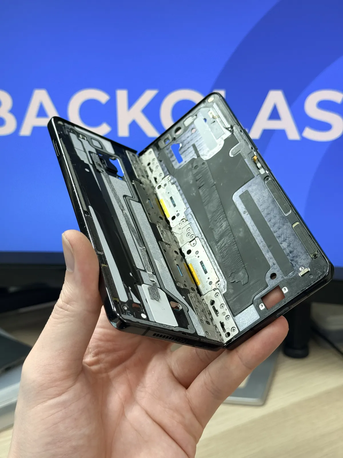 Samsung Galaxy Z Fold 4 desmontado durante el cambio de bisagra en el taller de BACKGLASS Almería