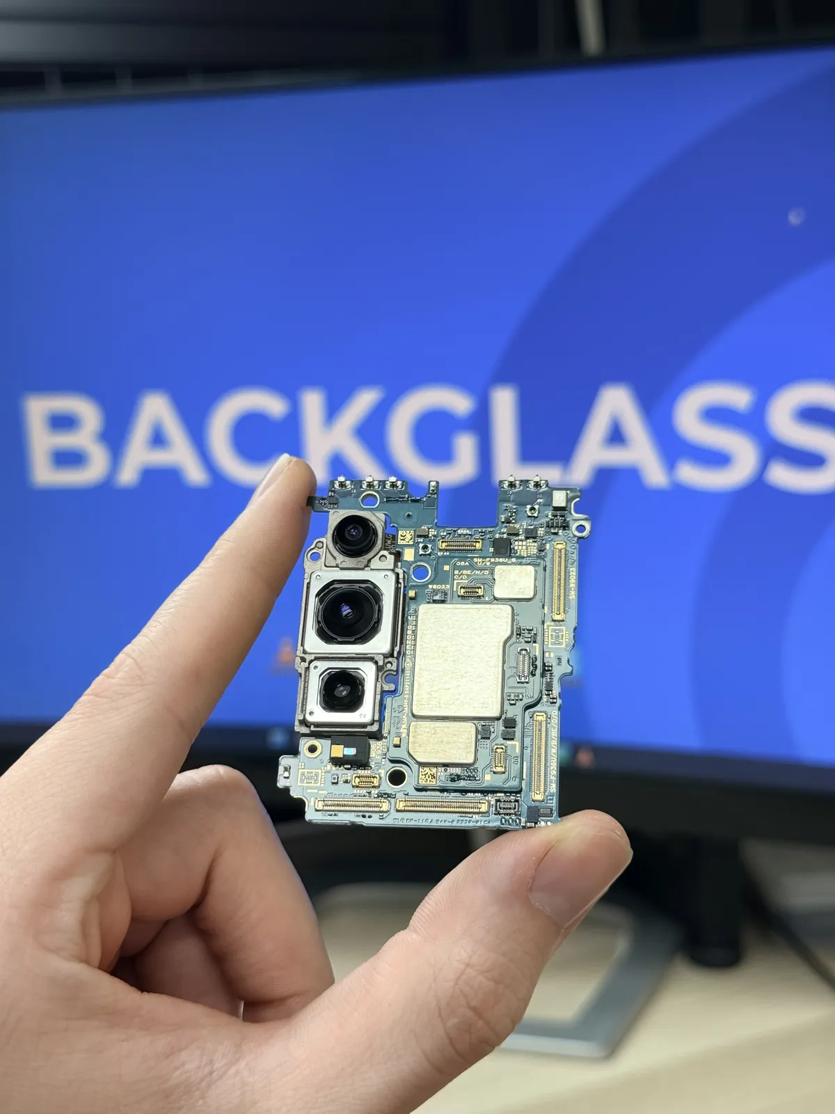 Placa base de un Samsung Galaxy Z Fold 4 con el módulo de cámaras durante una reparación de microsoldadura en BACKGLASS Almería