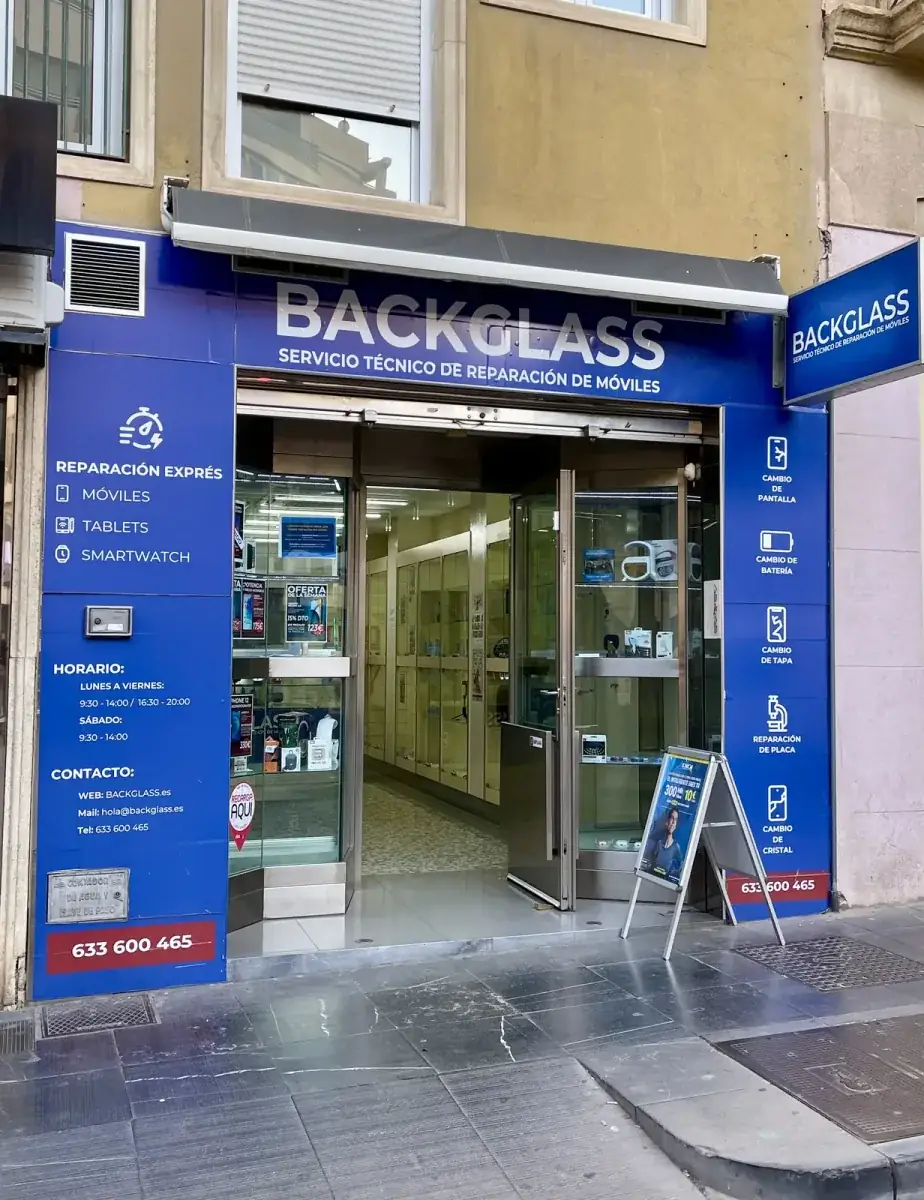 Fachada de la tienda BACKGLASS, servicio técnico de reparación de móviles en C/ Granada, 1, centro de Almería